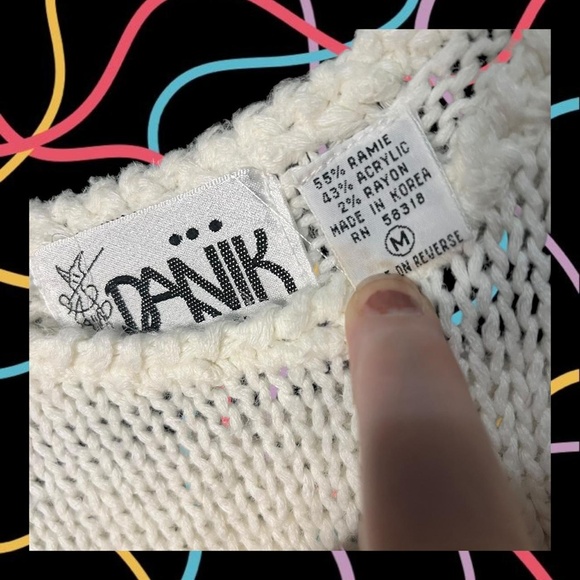 Vintage 80s knit vest blouse with a classic crew neck and geometric pattern - Picture 2 of 4